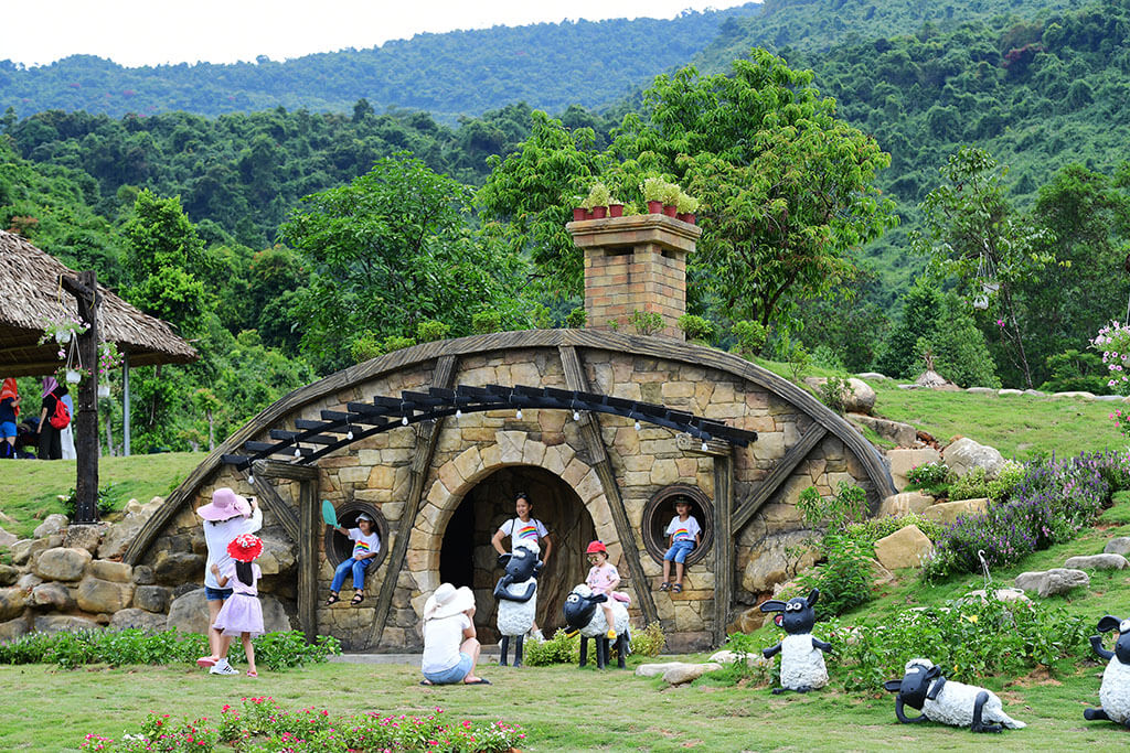 tour Bạch Mã Village từ Đà Nẵng 